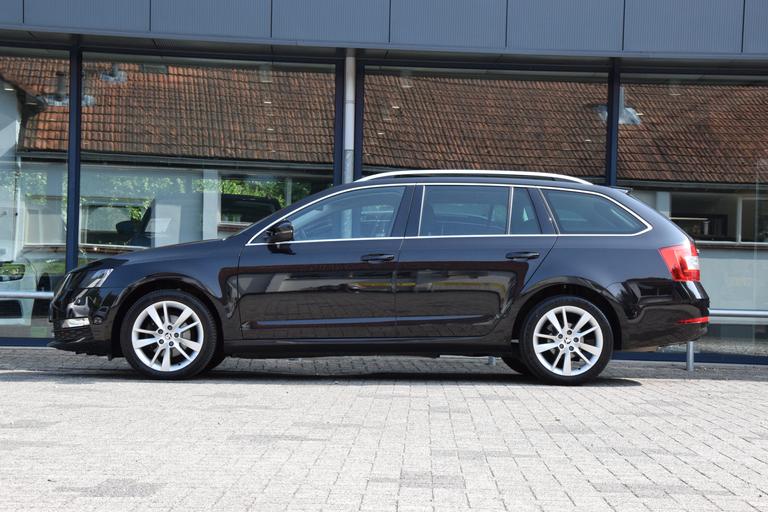 Skoda Octavia Combi 1.5 TSI 150PK Ambition Business | Org. NL | BOVAG Garantie | Navigatie | Half Lederen Bekleding | 17'' Velgen | PDC Voor&Achter | Stoelverwarming | DAB Radio | afbeelding 4