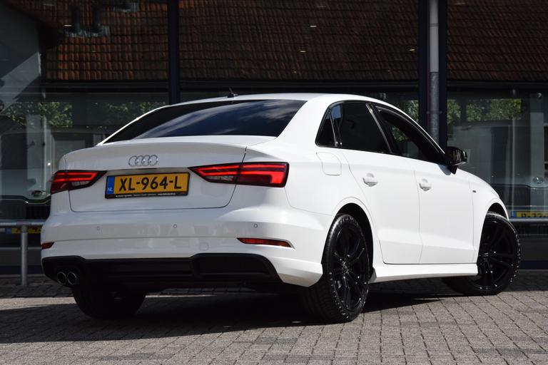 Audi A3 Limousine 35 TFSI CoD Sport S Line Edition S-Tronic Automaat | NL-Auto | BOVAG Garantie | Navigatie | Full LED | Apple Carplay | 18'' Velgen | Sportstoelen | Volledig Lederen Bekleding | afbeelding 2