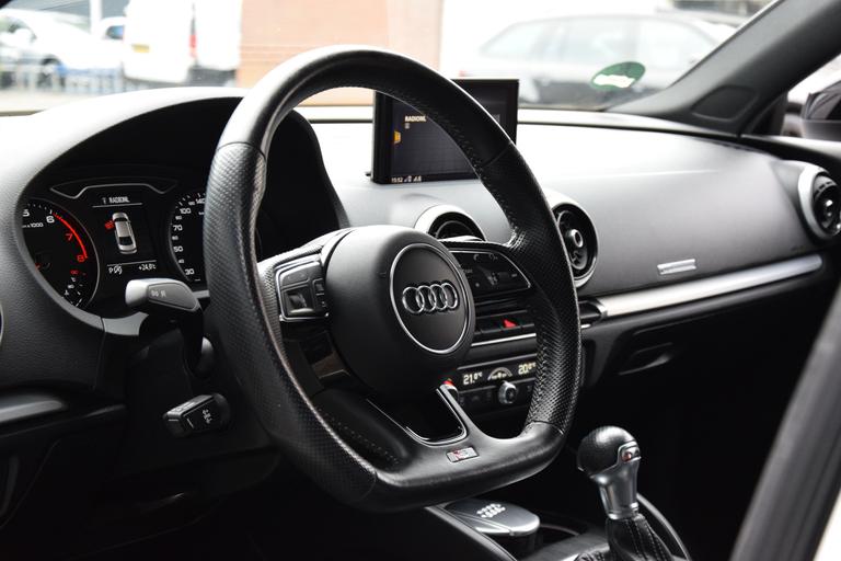 Audi A3 Limousine 35 TFSI CoD Sport S Line Edition S-Tronic Automaat | NL-Auto | BOVAG Garantie | Navigatie | Full LED | Apple Carplay | 18'' Velgen | Sportstoelen | Volledig Lederen Bekleding | afbeelding 18