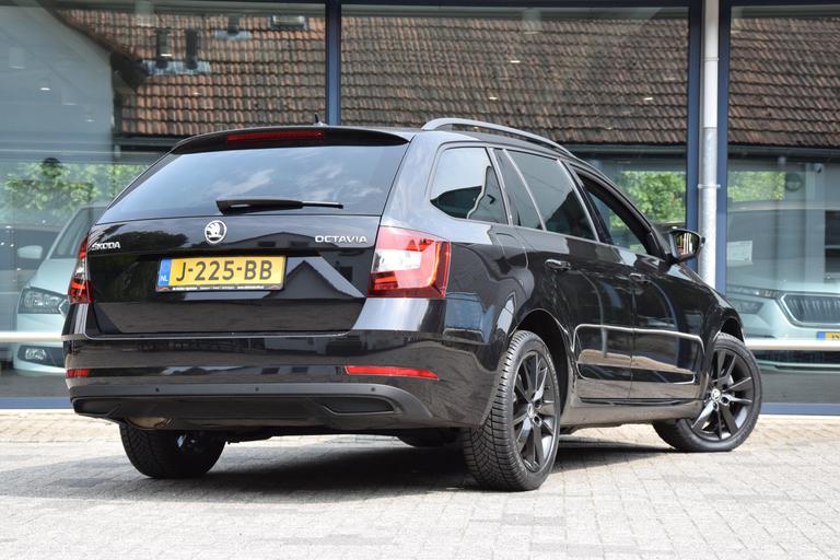 Skoda Octavia Combi 1.5 TSI 150PK Sport Business DSG Automaat | Org. NL | BOVAG Garantie | Navigatie | Verwarmbare Sportstoelen | Apple Carplay/Android Auto | PDC Achter | afbeelding 2