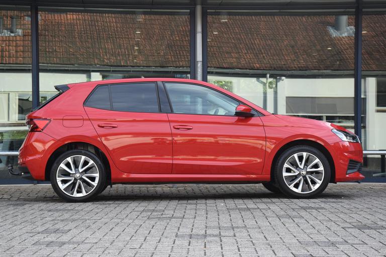 Skoda Fabia 1.0 TSI 95PK Ambition | Org. NL | BOVAG Garantie | Trekhaak | Panoramadak | Full LED | Parkeersensoren Achter | 17'' Velgen | Apple Carplay / Android Auto | afbeelding 5