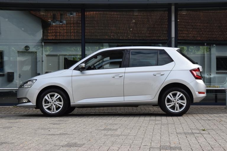 Skoda Fabia 1.0 TSI 96PK Online Edition | Org. NL | BOVAG Garantie | 15'' Velgen | All Season Banden | Apple Carplay / Android Auto | PDC Achter | Cruise & Climate Control | afbeelding 4