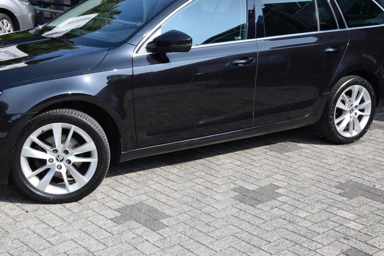 Skoda Octavia Combi 1.5 TSI 150PK Ambition Business | Org. NL | BOVAG Garantie | Navigatie | Half Lederen Bekleding | 17'' Velgen | PDC Voor&Achter | Stoelverwarming | DAB Radio | afbeelding 16