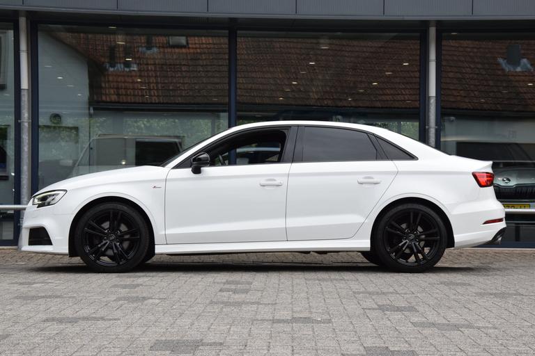 Audi A3 Limousine 35 TFSI CoD Sport S Line Edition S-Tronic Automaat | NL-Auto | BOVAG Garantie | Navigatie | Full LED | Apple Carplay | 18'' Velgen | Sportstoelen | Volledig Lederen Bekleding | afbeelding 4