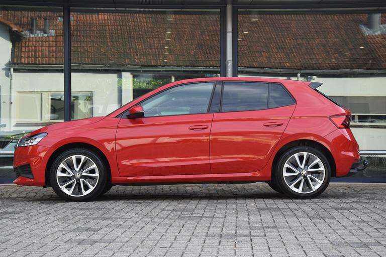 Skoda Fabia 1.0 TSI 95PK Ambition | Org. NL | BOVAG Garantie | Trekhaak | Panoramadak | Full LED | Parkeersensoren Achter | 17'' Velgen | Apple Carplay / Android Auto | afbeelding 4