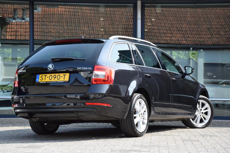 Skoda Octavia Combi 1.5 TSI 150PK Ambition Business | Org. NL | BOVAG Garantie | Navigatie | Half Lederen Bekleding | 17'' Velgen | PDC Voor&Achter | Stoelverwarming | DAB Radio | afbeelding 2