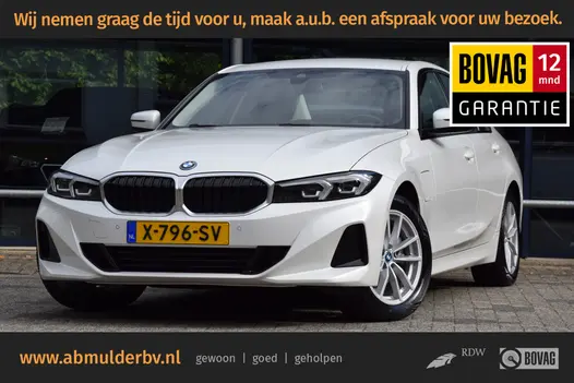 BMW 3 Serie 320e Plug-in Hybrid 204PK | Org. NL | BOVAG Garantie | SOH 97% | Curved Display I Lederen interieur | Camera I Full LED | Apple Carplay/Android Auto | 17'' Velgen | All Season Banden |