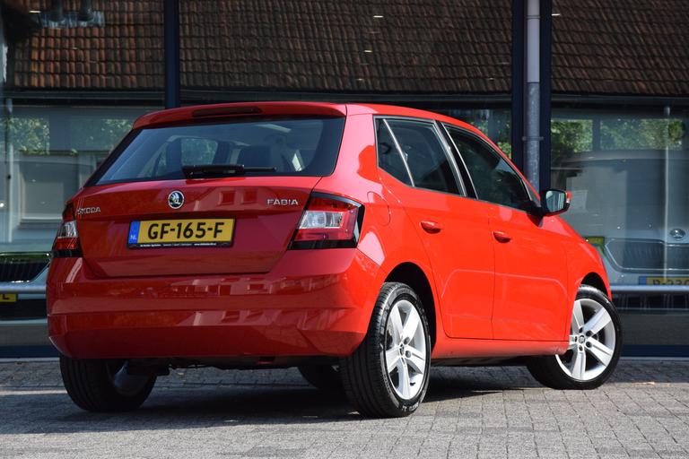 Skoda Fabia 1.2 TSI First Edition Ambition | Org. NL | BOVAG Garantie | Panoramadak | Cruise & Climate Control | Bluetooth Telefoonverbinding | PDC Achter | DAB Radio | afbeelding 2